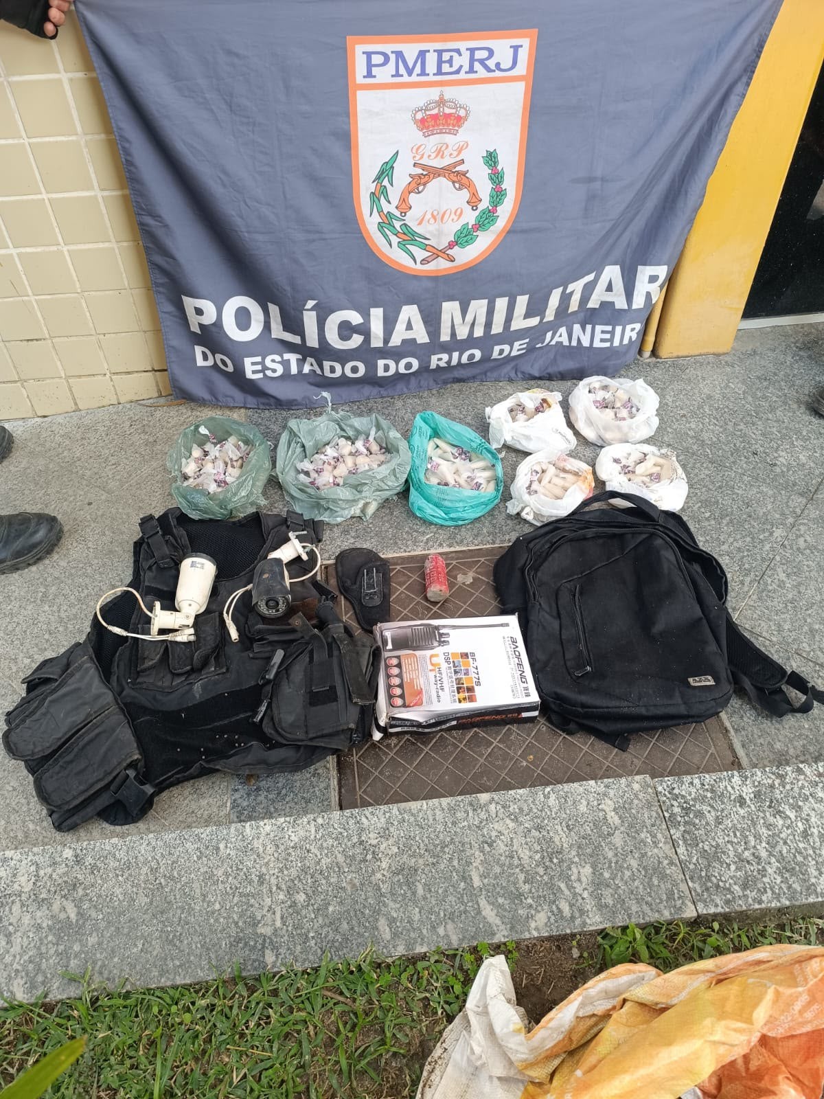 PM apreende 560 pinos de cocaína, artefato explosivo e materiais usados pelo tráfico em Araruama