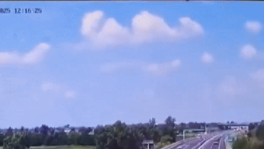 Acidente aéreo deixa 2 mortos na Itália; VÍDEO mostra ultraleve caindo no meio de estrada - Dois motoristas que passavam no momento da queda foram atingidos, mas não sofreram ferimentos graves.