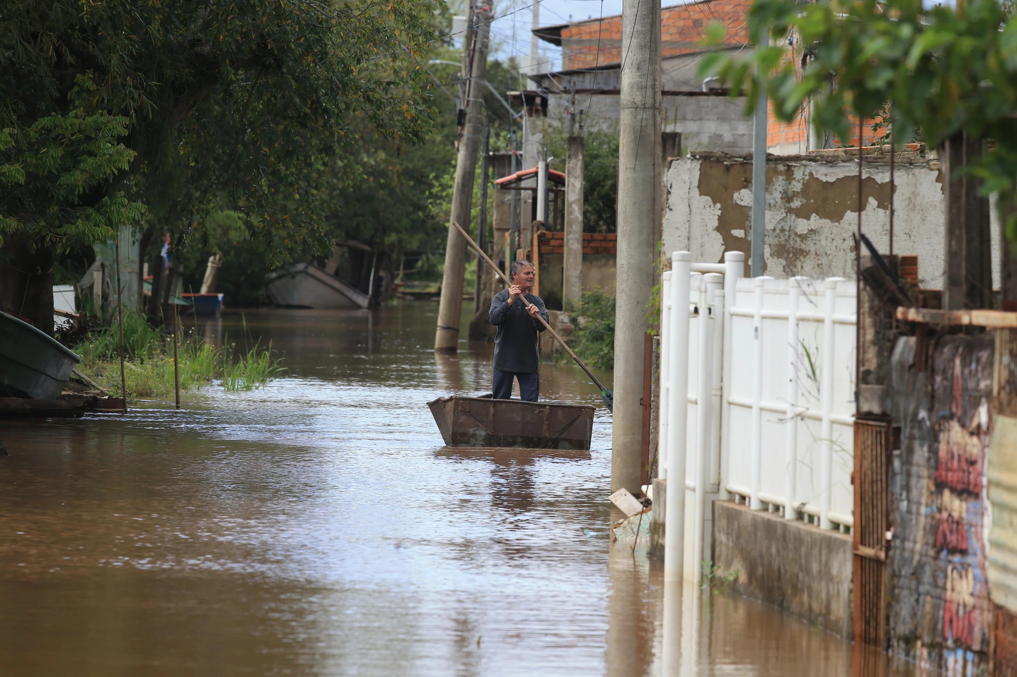 Mesmo sem chuva, Guaíba têm nível elevado, água toma ruas de Porto Alegre e prefeitura fecha comportas