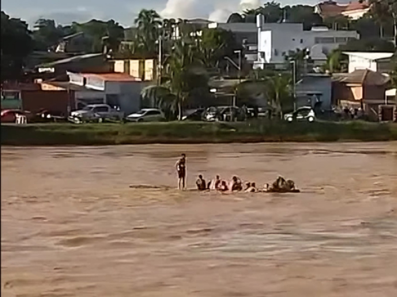 Enchentes elevam riscos de acidentes e afogamentos; 'Perigoso', alerta mãe de jovem que sumiu no Rio Acre