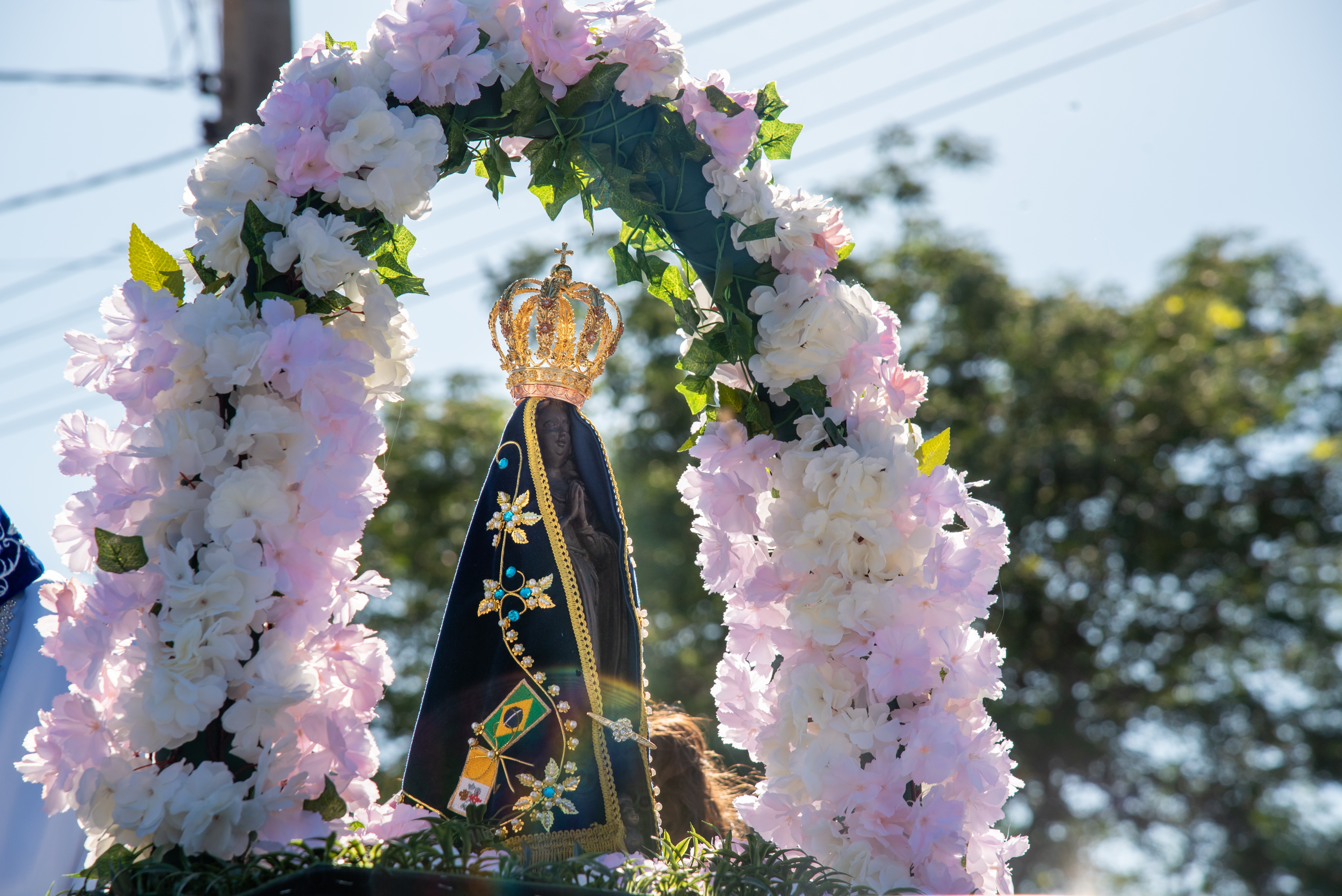 Católicos andam mais de 10km para agradecer santa peregrina na 21ª edição do ‘Caminhando com Maria’, em Presidente Prudente
