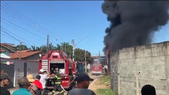 Incêndio atinge galpão de materiais recicláveis em Guaratinguetá