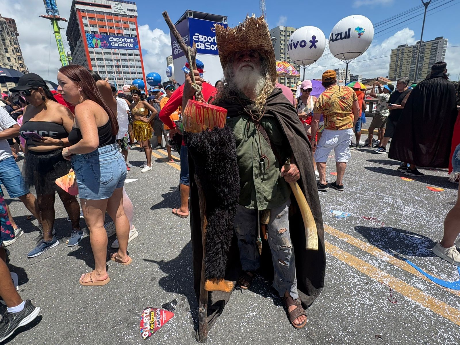 Folião vira 'Velho do Rio Capibaribe' e leva 'perna cabeluda' do filme O Agente Secreto