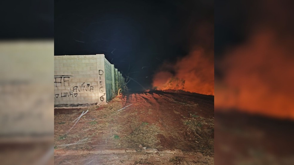 Incêndio atinge condomínio desabitado em Jaú — Foto: Defesa Civil/Divulgação
