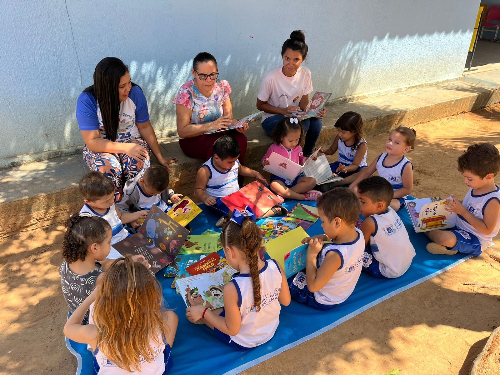 Vídeo: Crianças aprendem a ler enquanto se balançam em redes em creche no Ceará