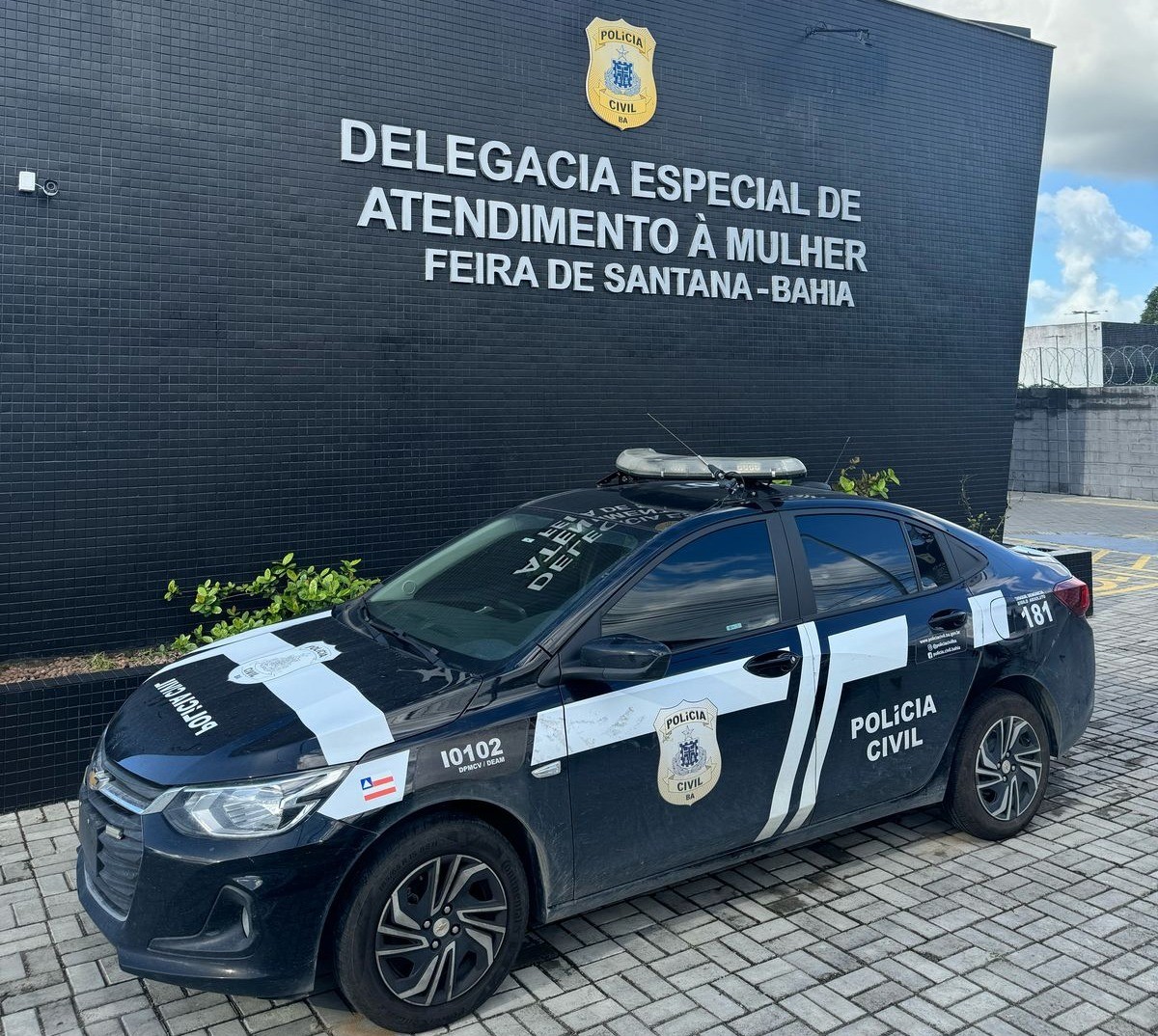 Casal é preso suspeito de colocar fogo na casa da ex do homem em Feira de Santana; mulher e filho estavam no imóvel
