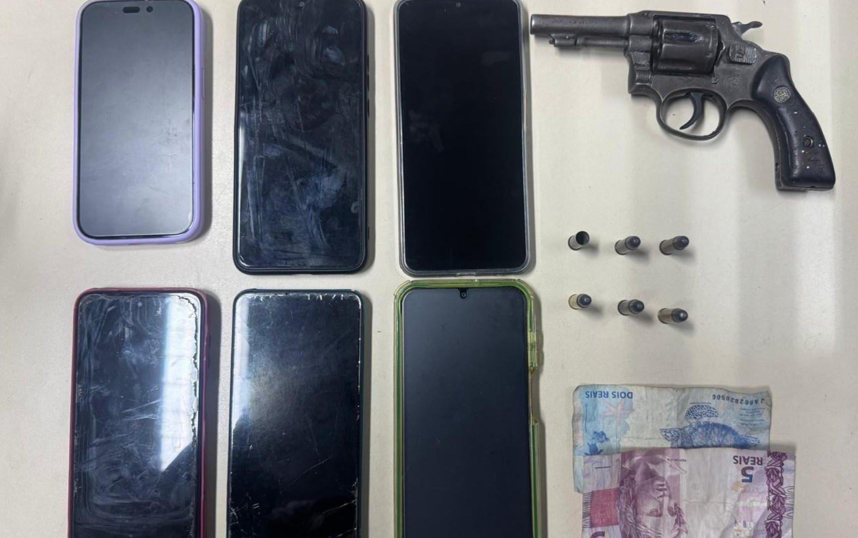 Arma e celulares são apreendidos após assalto a van em Feira de Santana; suspeito fugiu