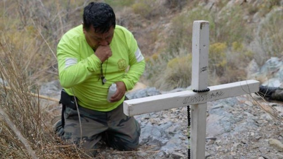 Os voluntários do Águias do Deserto, ou Águias do Deserto, colocam cruzes no deserto de Sonora quando encontram os restos mortais de um migrante — Foto: JOSÉ MARÍA RODERO / BBC NEWS MUNDO