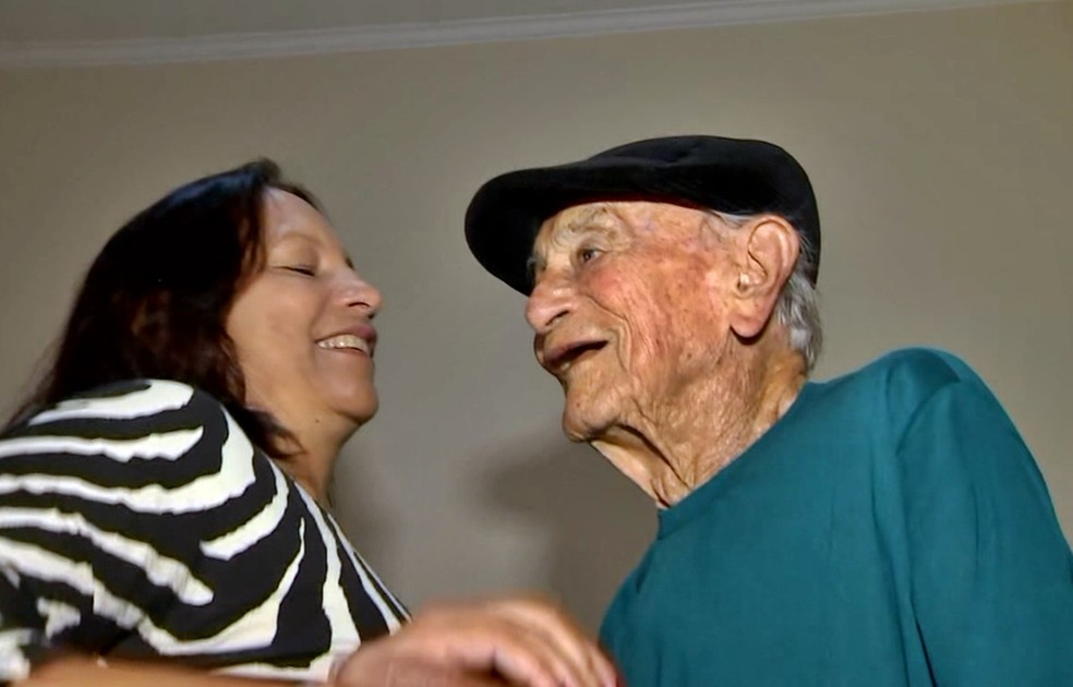 Seu Antônio Alves, de 100 anos, adora dançar forró em Alpinópolis — Foto: Reprodução EPTV
