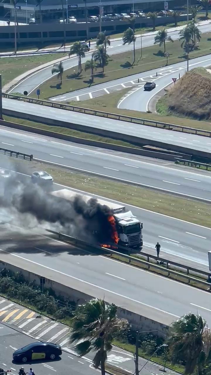Caminhão pega fogo e interdita faixa da Rodovia D. Pedro I, em Campinas