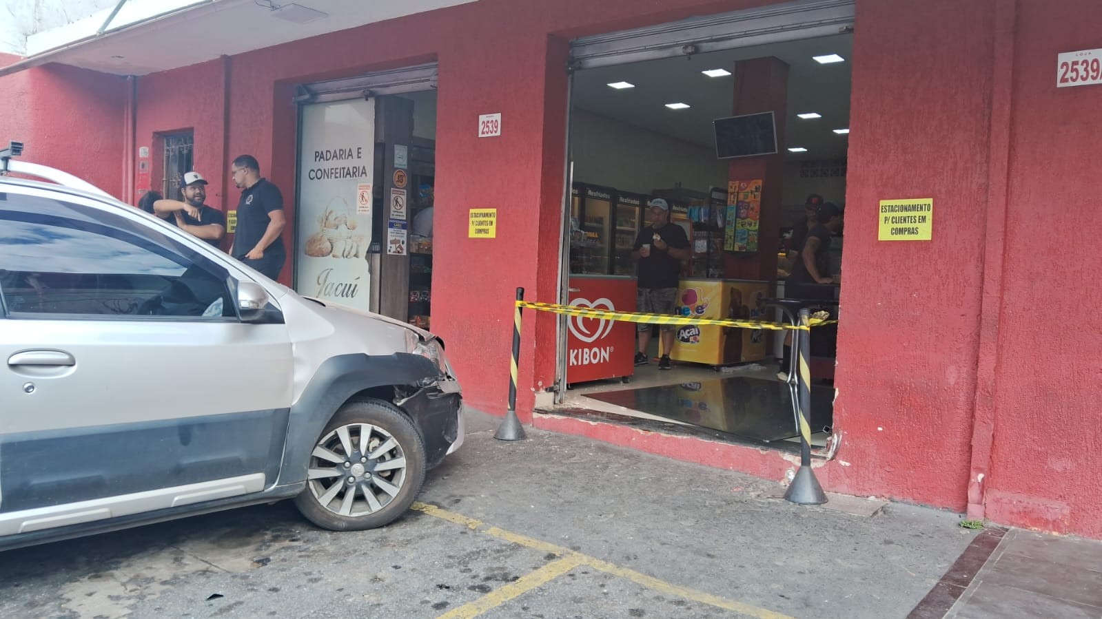 VÍDEO: câmera de segurança flagra carro avançando contra padaria e atingindo cliente em BH