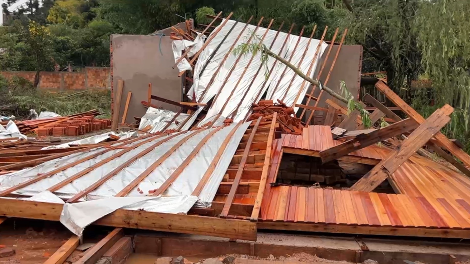 Destelhamentos, turbina eólica destruída, aulas canceladas e rodoviária sem teto: como foi o vendaval na fronteira com Uruguai