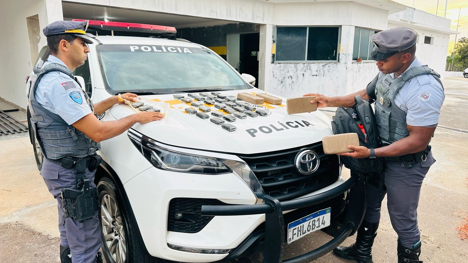 Ao transportarem mais de 7kg de drogas escondidos nas pernas e na mochila, três homens foram presos em Presidente Vensceslau