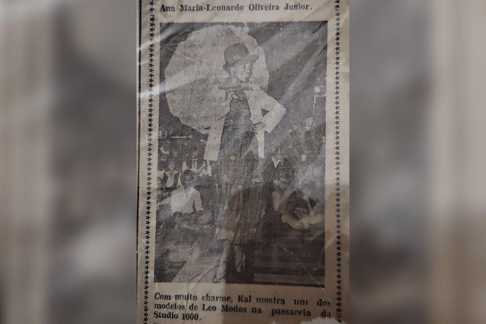 Jornais da época destacavam a atuação de Kal nas passarelas em desfiles para marcas e lojas — Foto: Arquivo pessoal