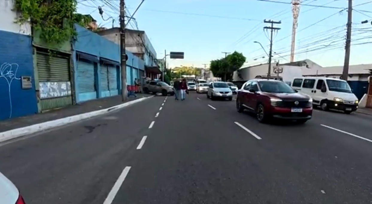 Corpo de homem morto é encontrado dentro de carro de compras em avenida de Salvador