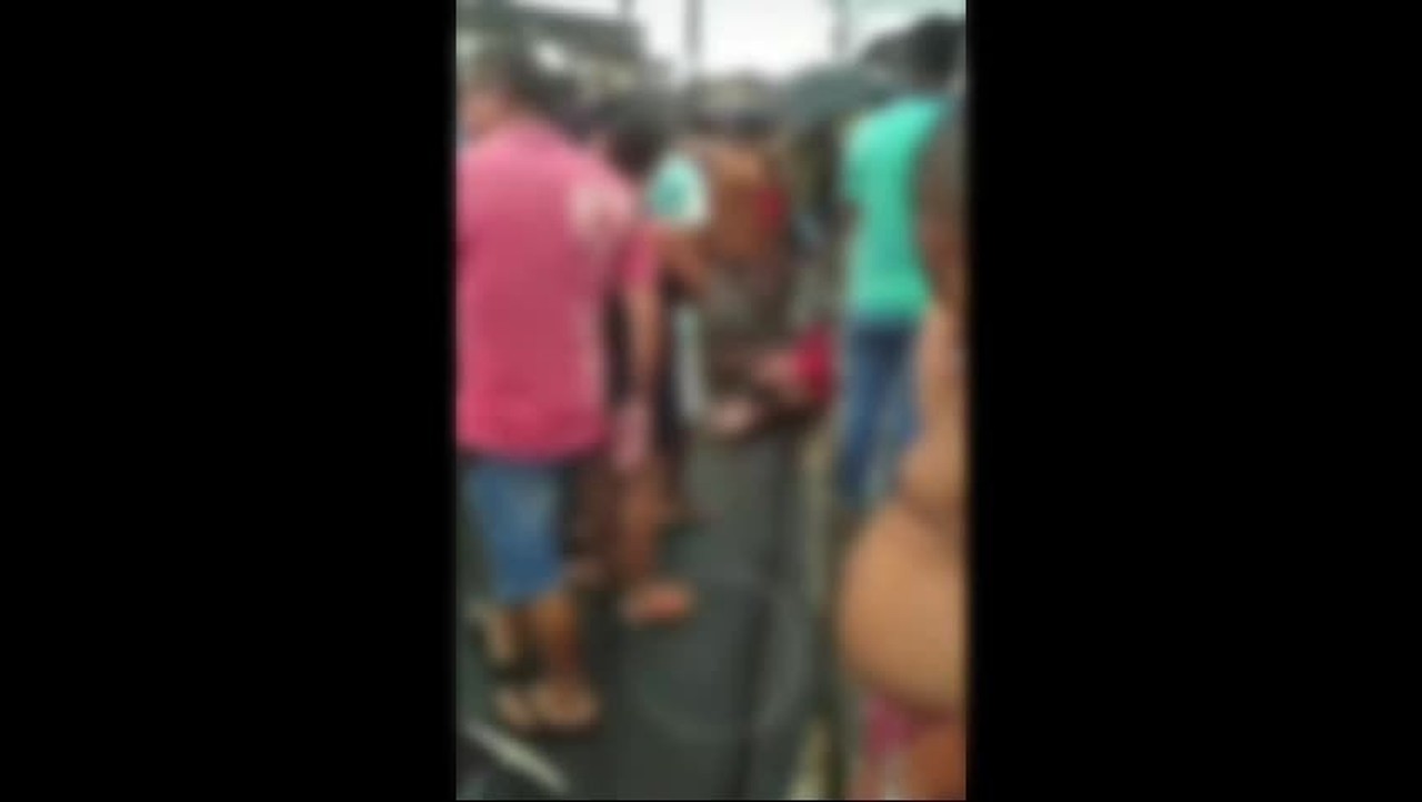 Garupa é baleado, cai da moto e é executado na porta de escola no Clima Bom, em Maceió 