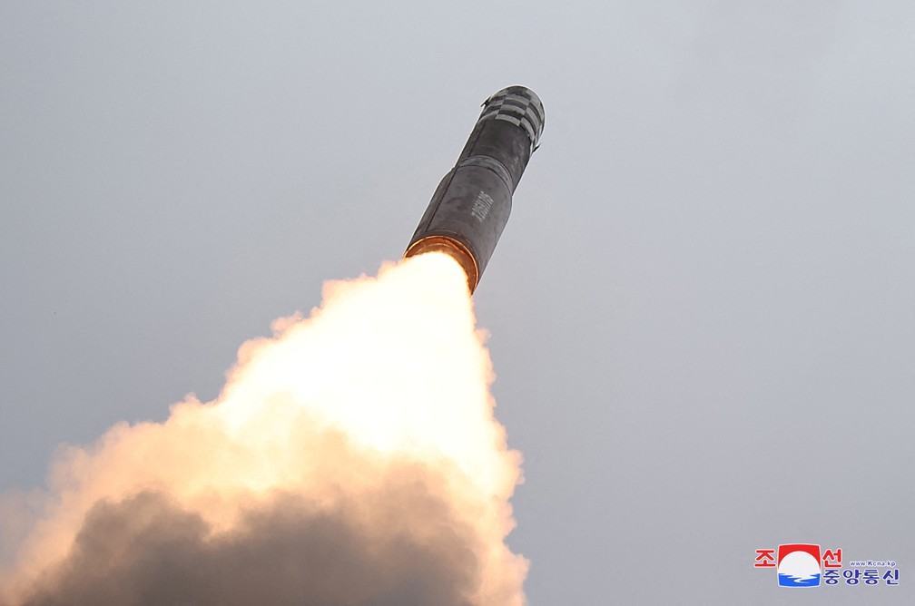 Míssil balístico intercontinental Hwasong-18 é lançado de um local não revelado na Coreia do Norte nesta imagem de arquivo divulgada pelo canal norte-coreano Korean Central News. — Foto: TPX IMAGES OF THE DAY/File Photo