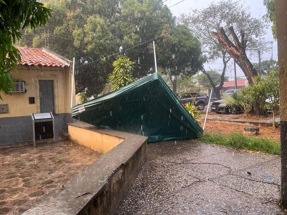 Durante tarde de chuva, Teresina registra explosão de transformador, queda de árvore e defeito em semáforos — Foto: Isabela Leal / TV Clube