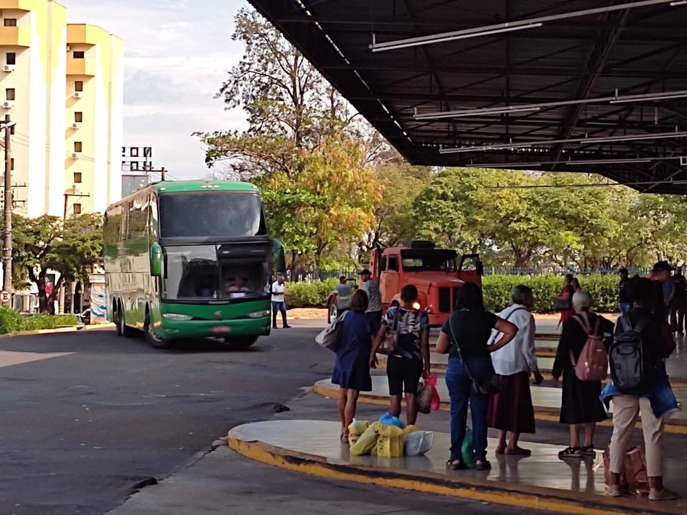 Ônibus que transportava 44 bolivianos clandestinamente foi apreendido na Rodovia Raposo Tavares (SP-270), em Regente Feijó (SP), e levado ao Terminal Rodoviário de Presidente Prudente (SP) — Foto: Cedida