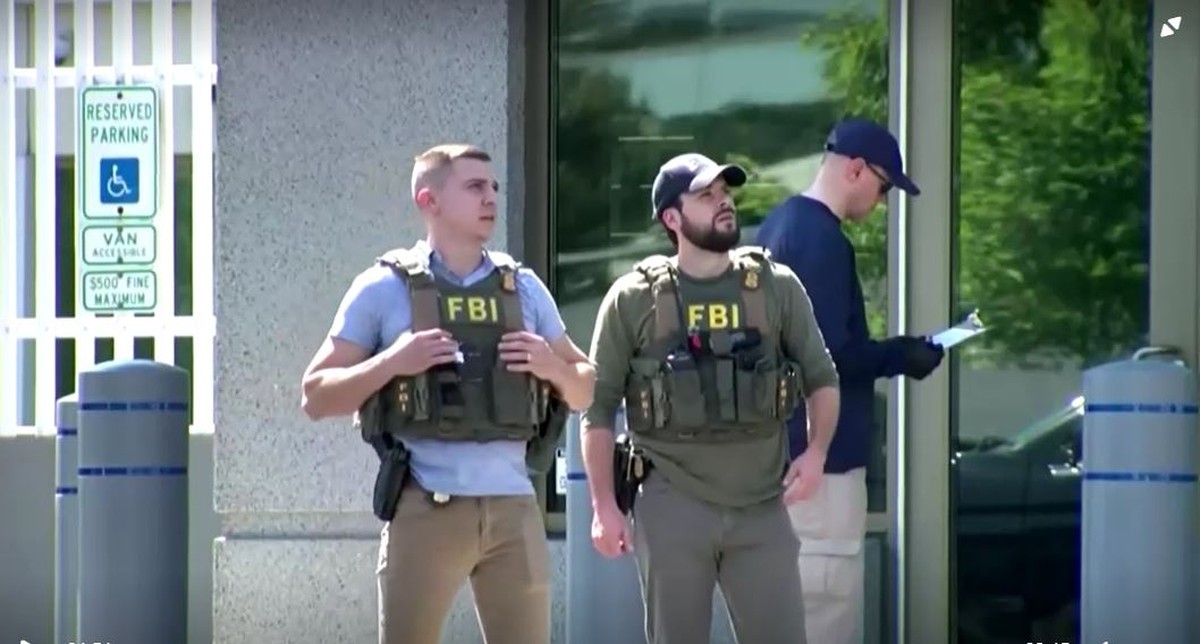 Homem com fuzil e colete à prova de balas tenta invadir prédio do FBI ...