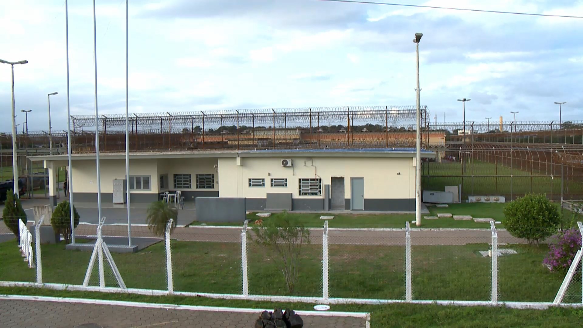 Mulher é presa após raio-x detectar droga em camisinha durante visita ao marido em presídio de Vila Velha