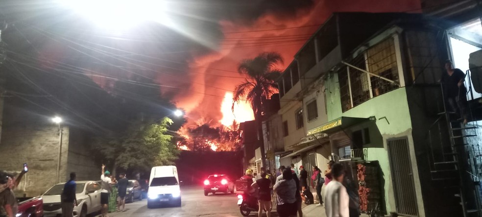 Incêndio atinge fábrica na Zona Norte — Foto: Arquivo pessoal
