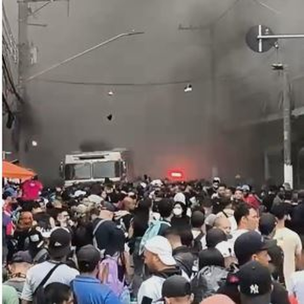 Fumaça de incêndio em shopping toma conta de ruas movimentadas com pessoas — Foto: Reprodução/Redes sociais