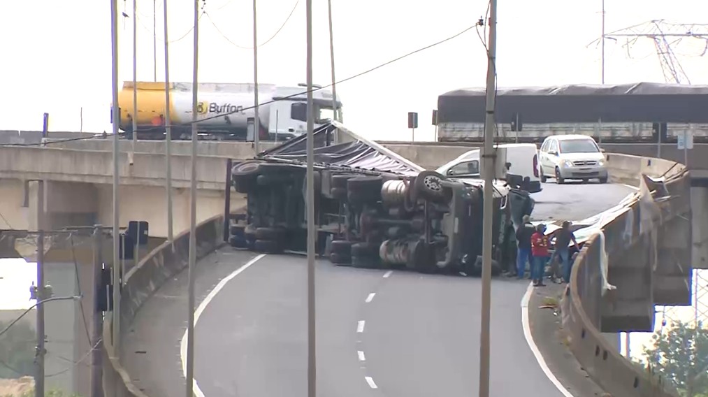 VÍDEO: Caminhão tomba e bloqueia acesso a Porto Alegre