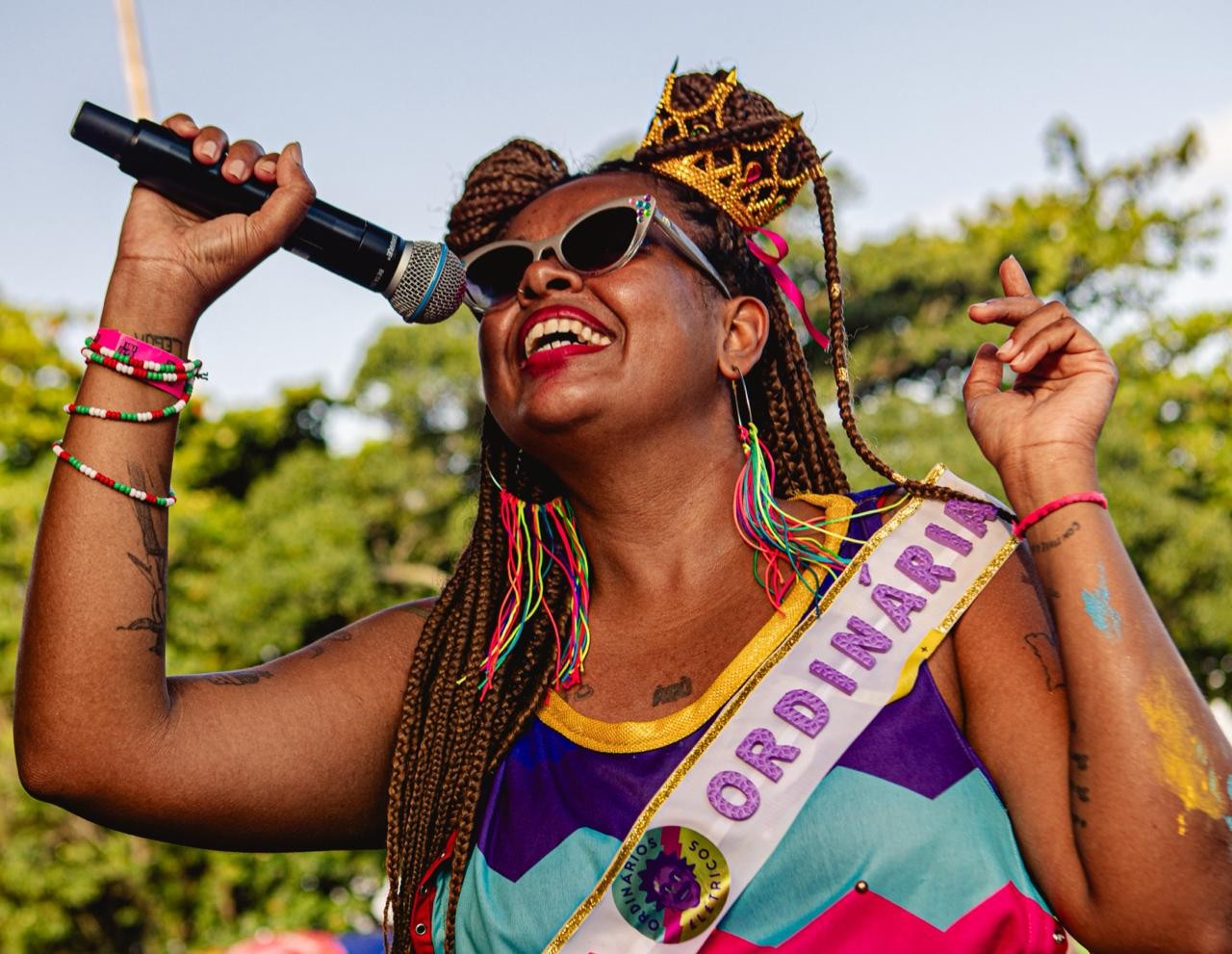 VÍDEO: Cantora maranhense Bia Mar arrasta multidão em bloco no Rio de Janeiro durante Carnaval 2026