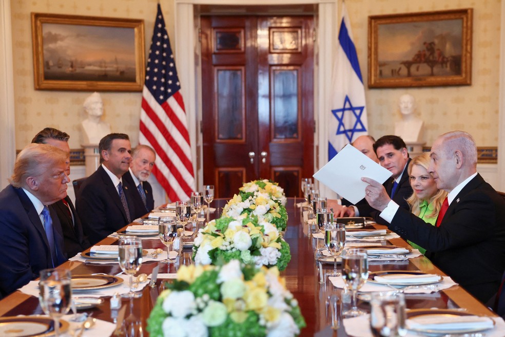 Primeiro-ministro de Israel, Benjamin Netanyahu (à esquerda), entrega carta a presidente dos EUA, Donald Trump, com indicação para Trump receber Nobel da Paz, durante jantar na Casa Branca, em 7 de julho de 2025. — Foto: Kevin Lamarque/ Reuters