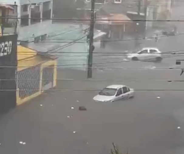 Chuva forte provoca alagamentos e deixa carros debaixo d'água na Grande SP nesta quarta