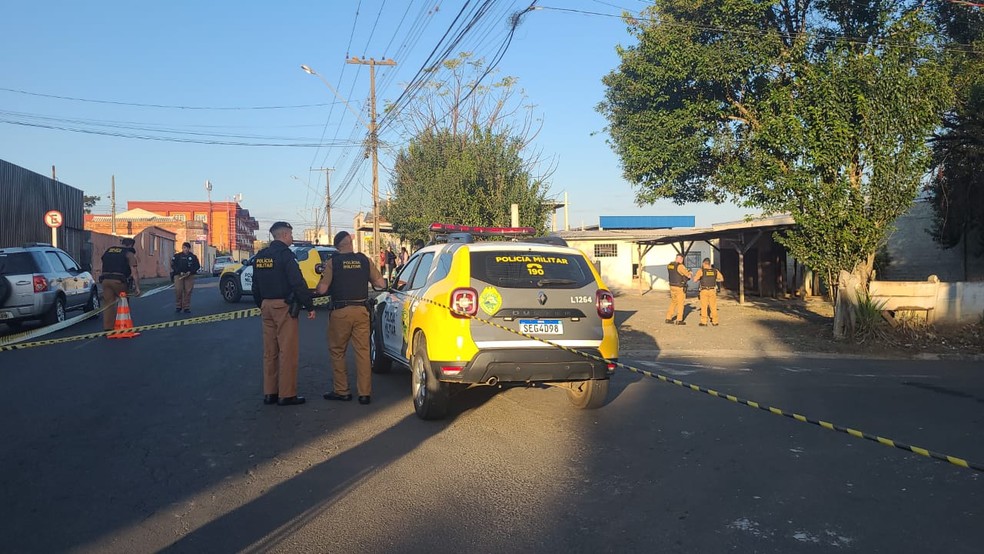 Homem dá tijoladas e ateia fogo na companheira no meio da rua em Ponta Grossa, segundo PM — Foto: Carla Yarin/RPC