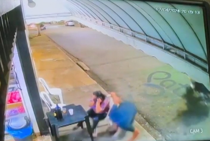 VÍDEO: Casal é baleado em porta de bar em São João da Boa Vista