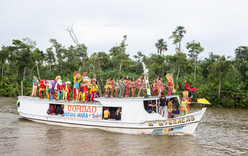Cordão "Última Hora" navega pelo rio Tocantins no "Carnaval das Águas" — Foto: Mila Maluhy