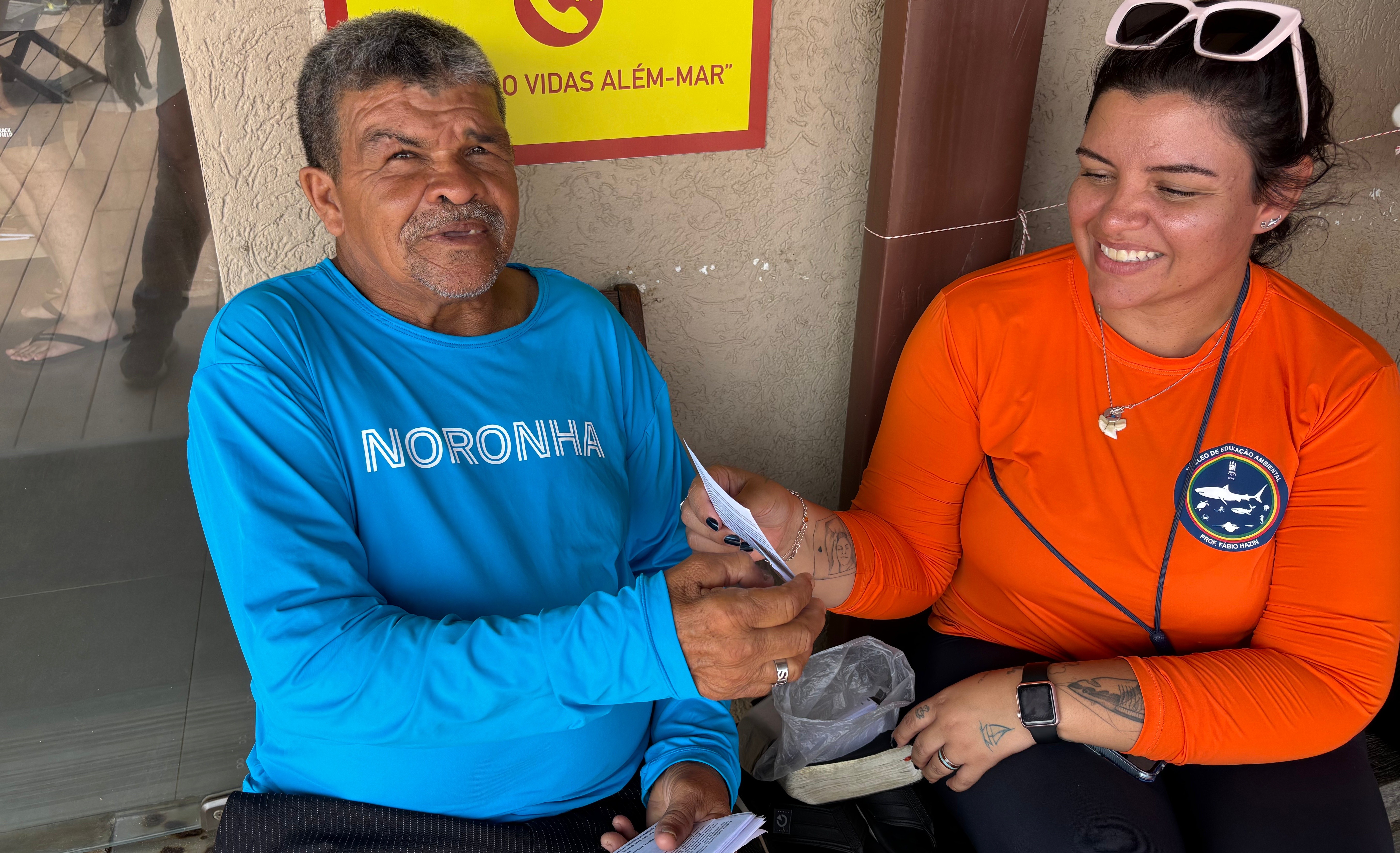 
Sem saber ler, aposentado espalha mensagens de fé e recita versículos da Bíblia em Fernando de Noronha