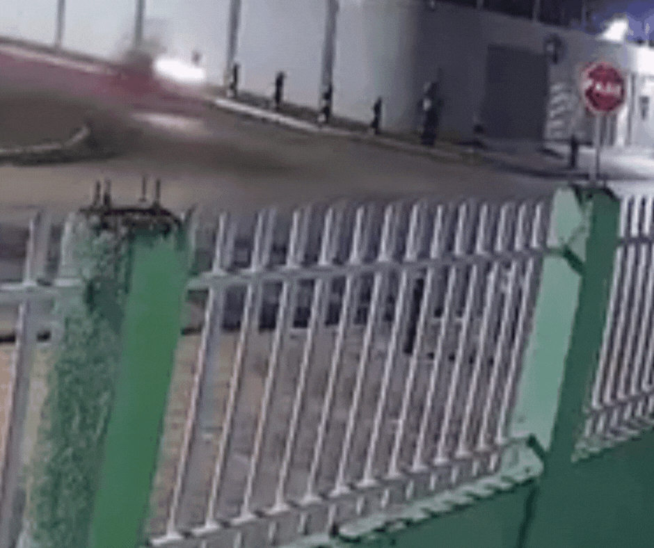 VÍDEO: motociclista é arremessado contra placa de 'pare' após ser atingido por carro em alta velocidade em MT