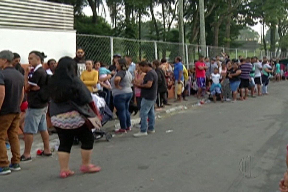 Moradores De Itaquaquecetuba Fazem Fila Nos Postos De Sa De Em Busca Da Vacina Contra Febre