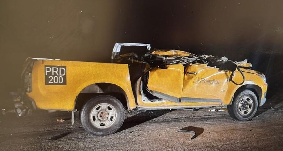 Caminhonete da manutenção completamente destruída — Foto: Reprodução