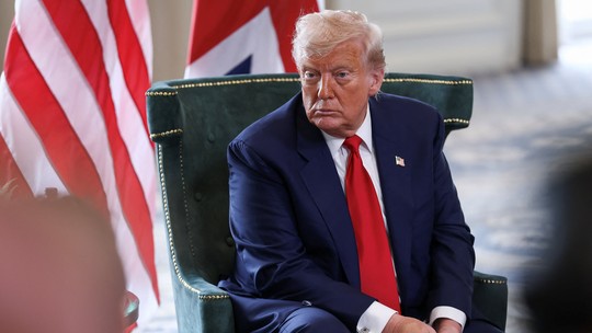 Trump dá 10 dias 'a partir de hoje' para Putin terminar guerra na Ucrânia antes de endurecer sanções contra Rússia - "Estou dando 10 dias para o Putin a partir de hoje", disse o presidente na Escócia. Passo seguinte é impor tarifas, disse. Neste mês, presidente americano prometeu 'tarifas severas' de 100% aos russos e aliados comerciais.