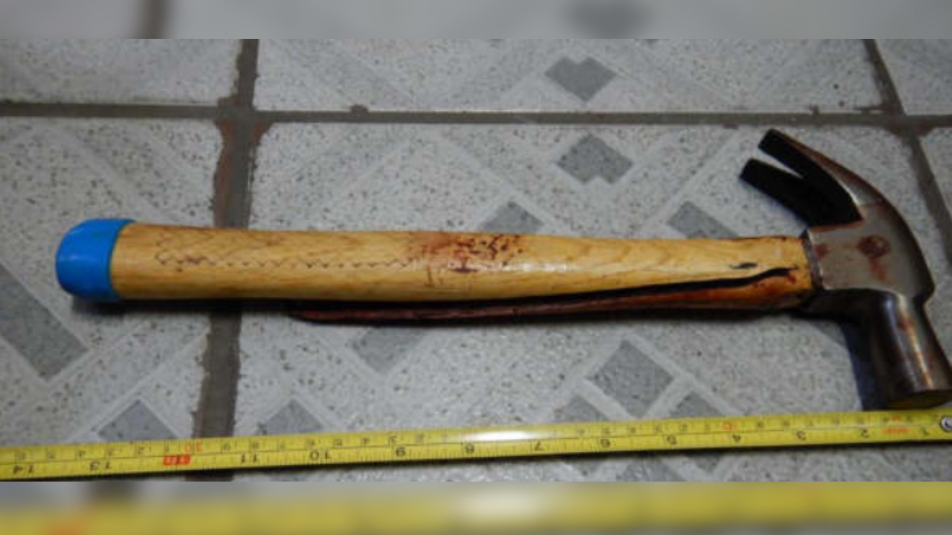 Homem que matou a mãe com mais de 20 marteladas na cabeça após ser filmado apanhando dela é condenado a 25 anos de prisão