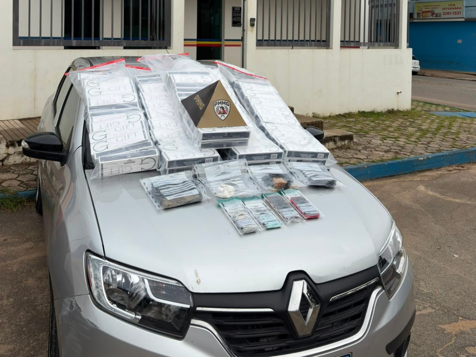 PM prende casal com cigarros contrabandeados e drogas na BR-259, em Conselheiro Pena