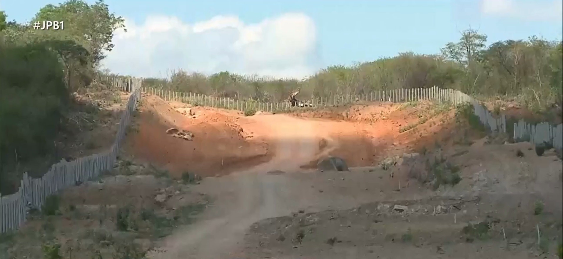 Obra de estrada parada há dois meses preocupa moradores de Conceição, no Sertão da Paraíba