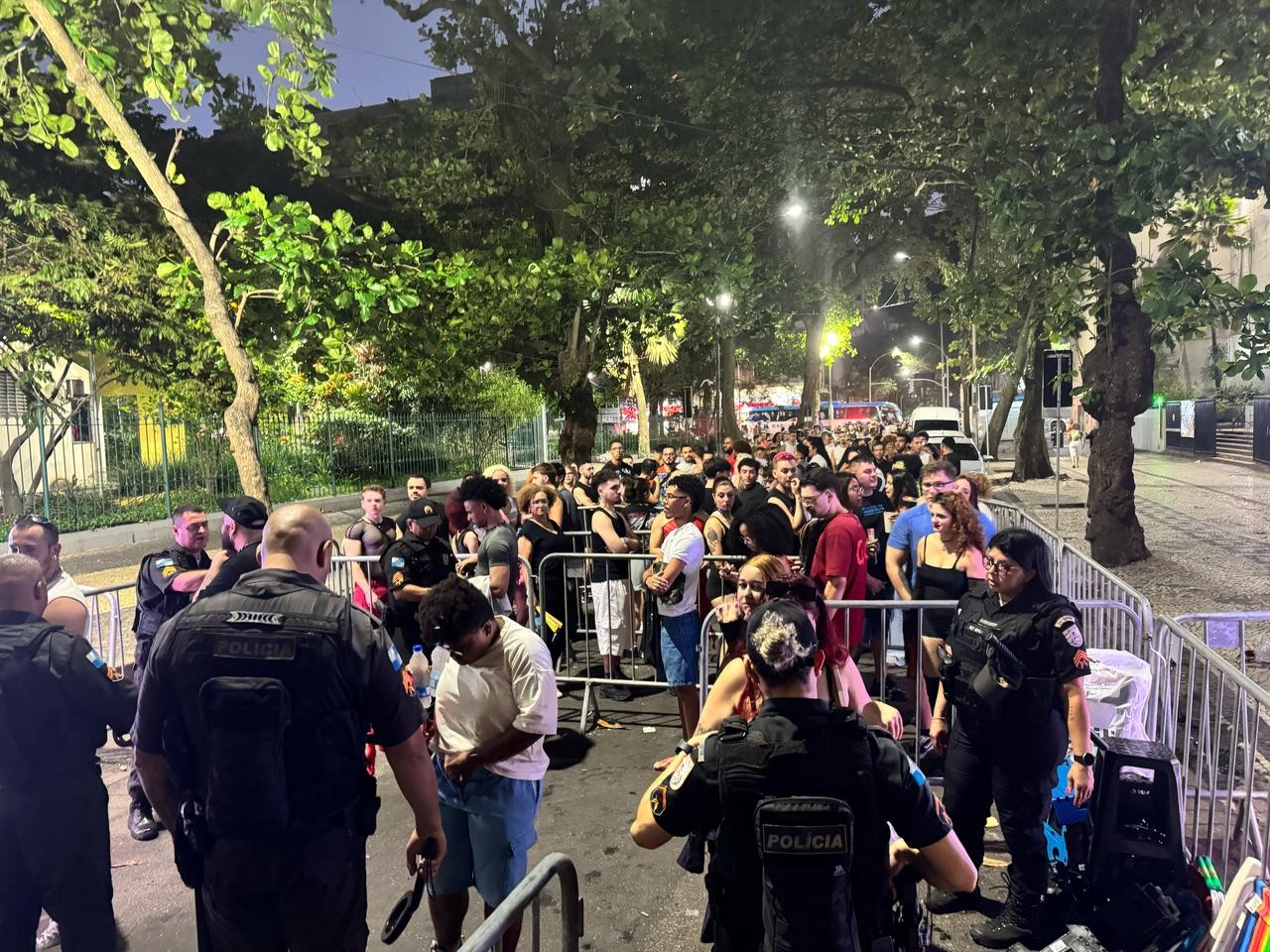 A poucas horas do show de Lady Gaga, fãs enfrentam filas nos acessos à orla de Copacabana 