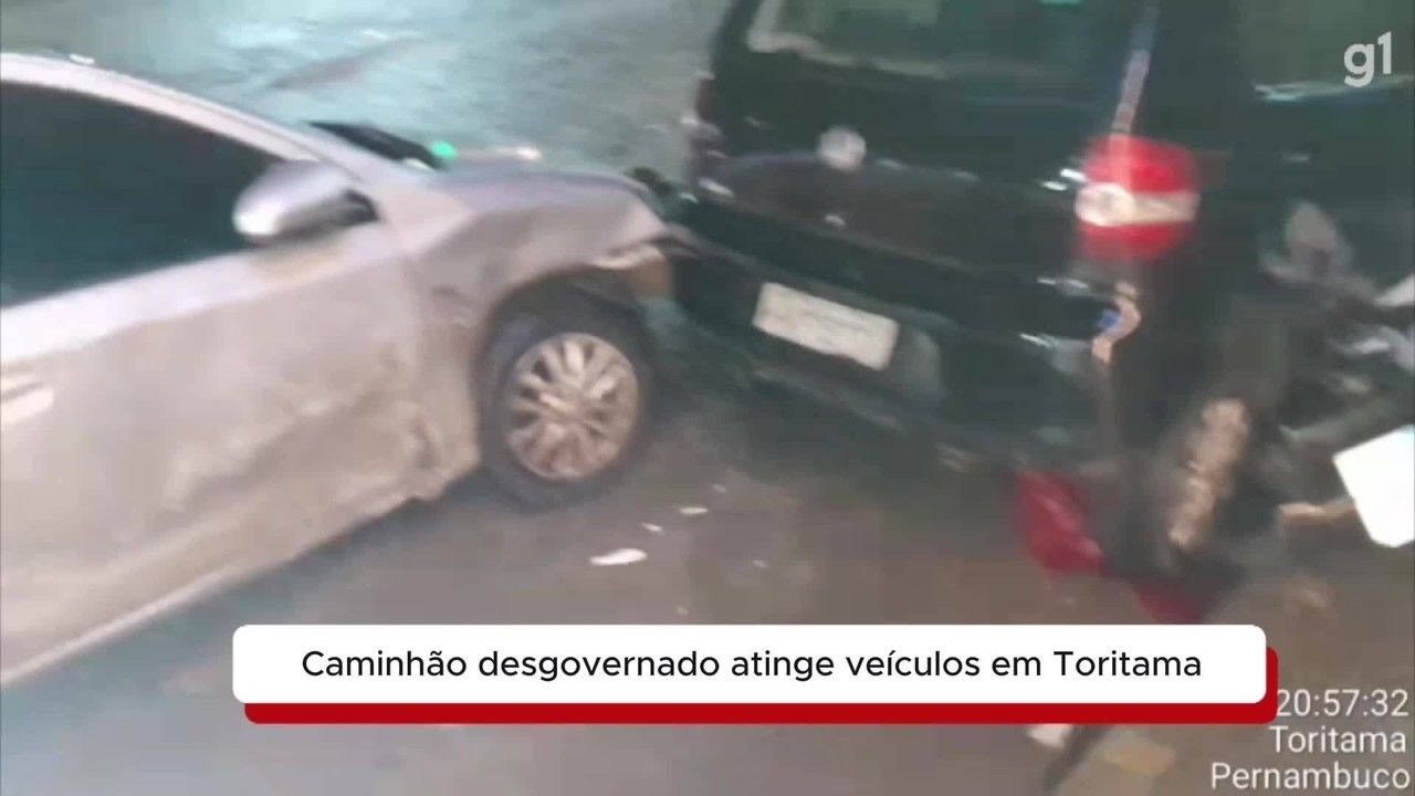 VÍDEO: Caminhão desgovernado atinge veículos estacionados em Toritama
