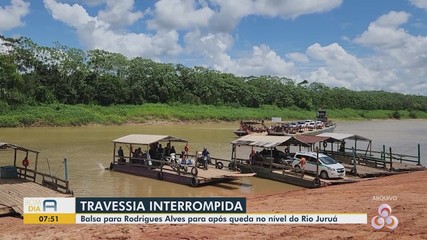 Balsa para Rodrigues Alves para após queda no nível do Rio Juruá