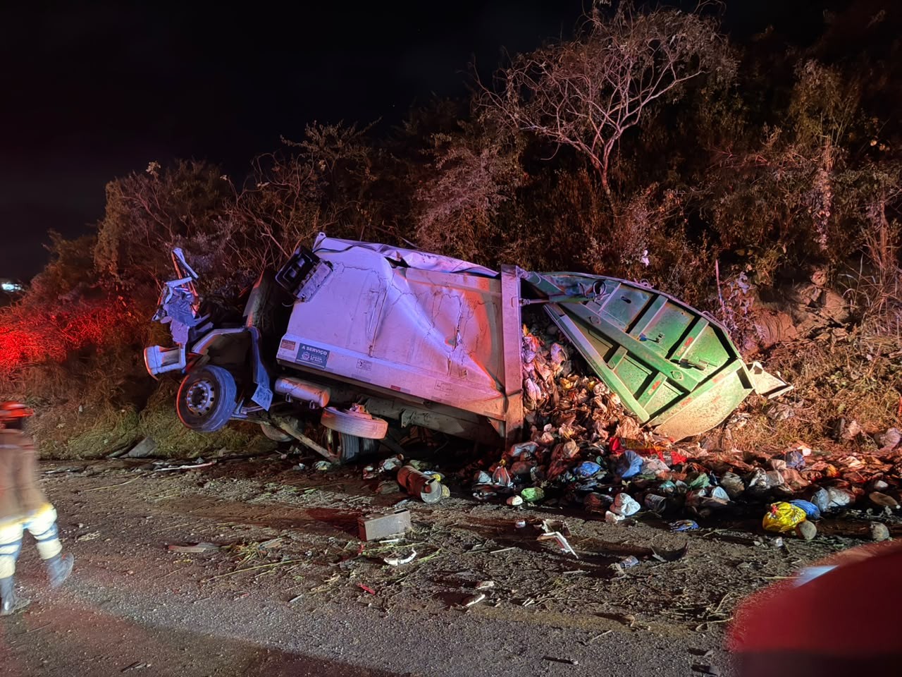 Acidente envolvendo caminhão, carro e motos deixa três mortos e dois feridos, na BR-104, no Agreste da PB