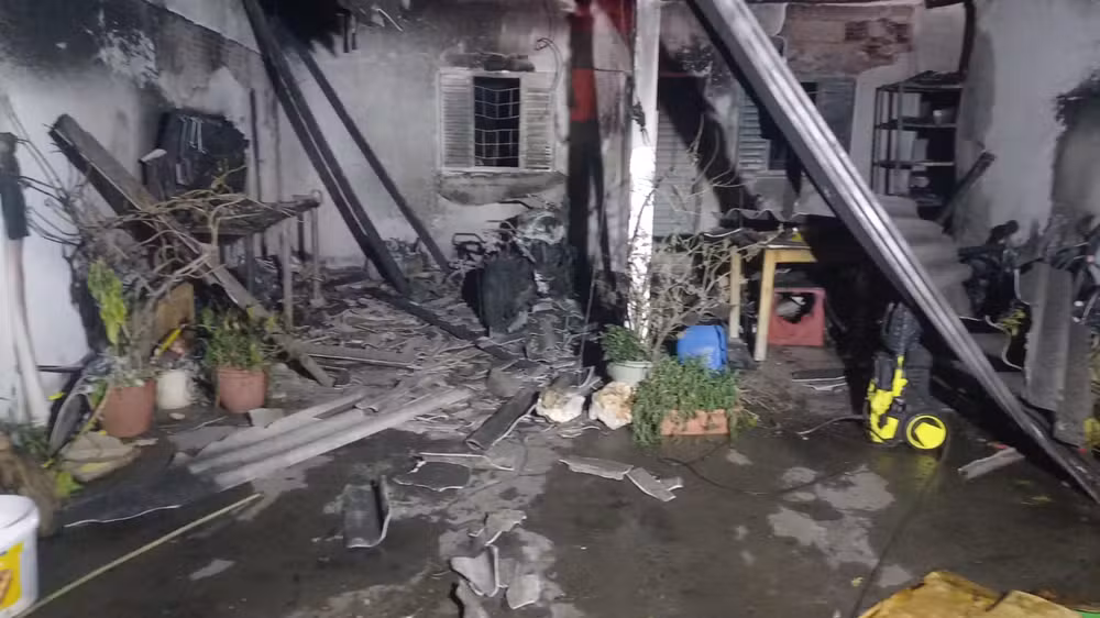 Incêndio destrói oficina de bicicletas, moto e derrete teto de casa no bairro Planalto, em Uberlândia