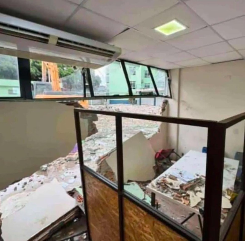 Trator derruba parede de biblioteca da Escola Superior de Administração da UEA durante obra e alunos ficam feridos. — Foto: Reprodução/Redes Sociais