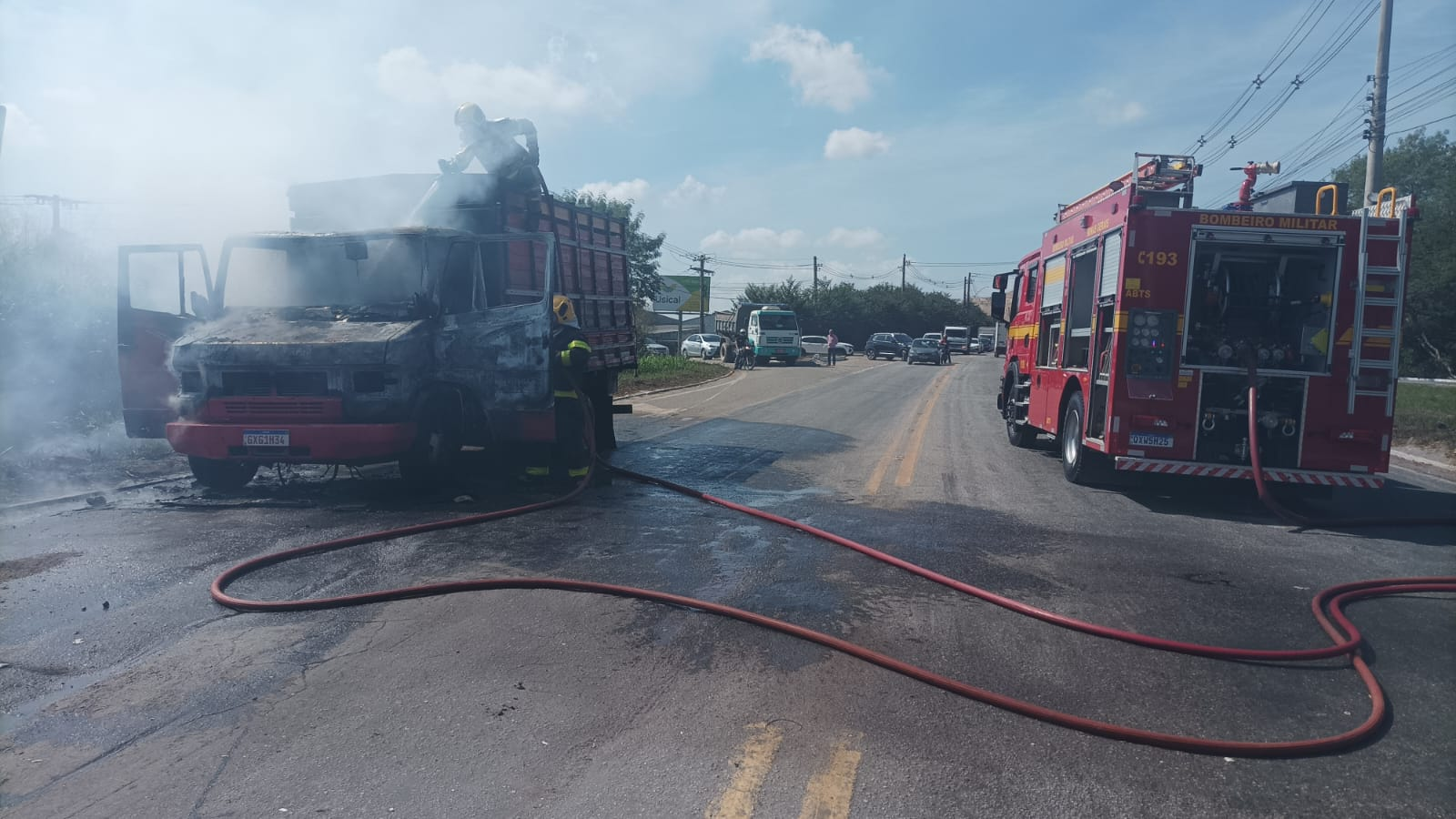 Caminhão é destruído após incêndio na BR-458 no Vale do Aço 