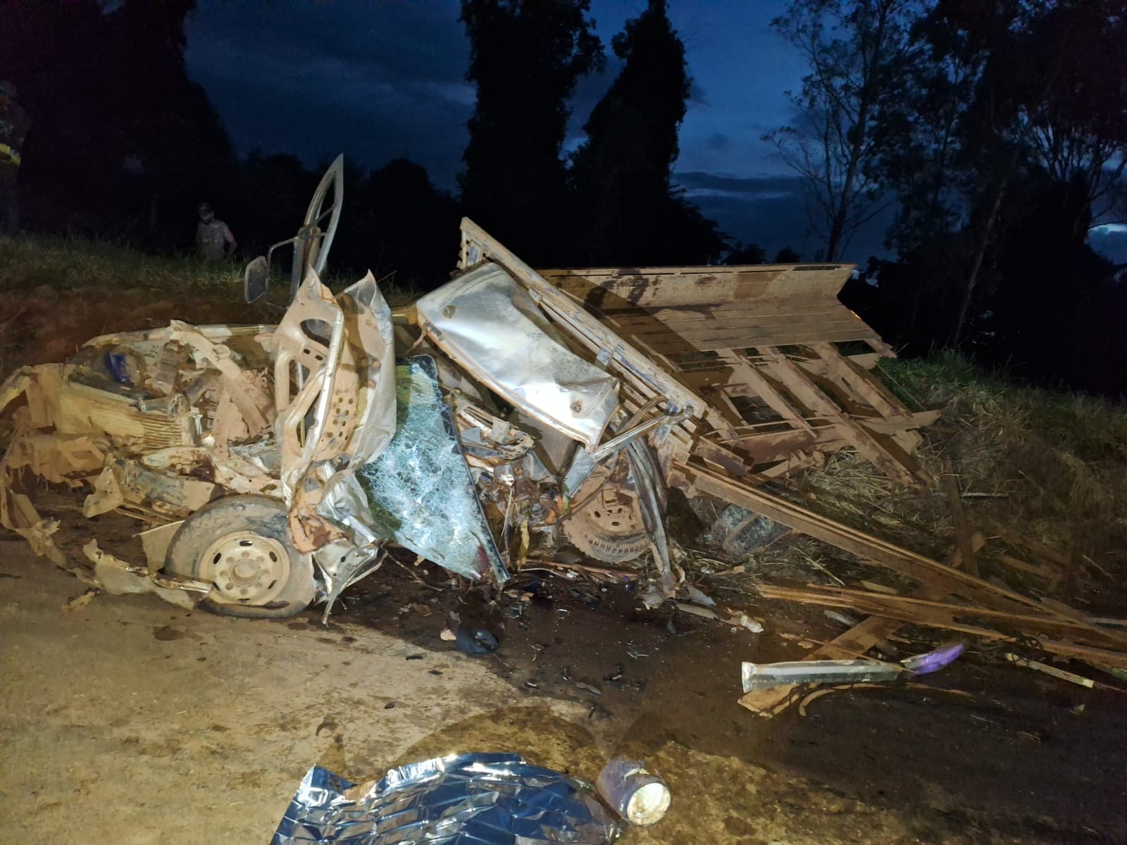 Caminhões envolvidos em acidente na MG-170, em Pimenta
